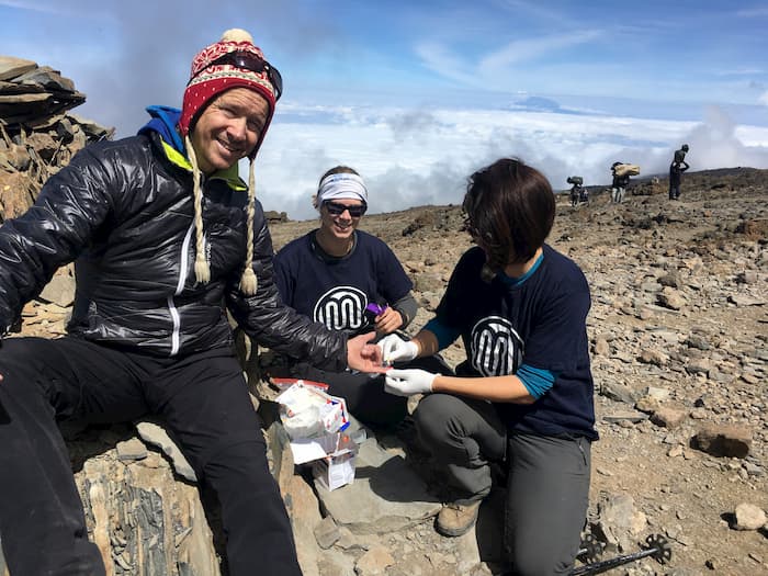 Coletando sangue no Monte. Kilimanjaro